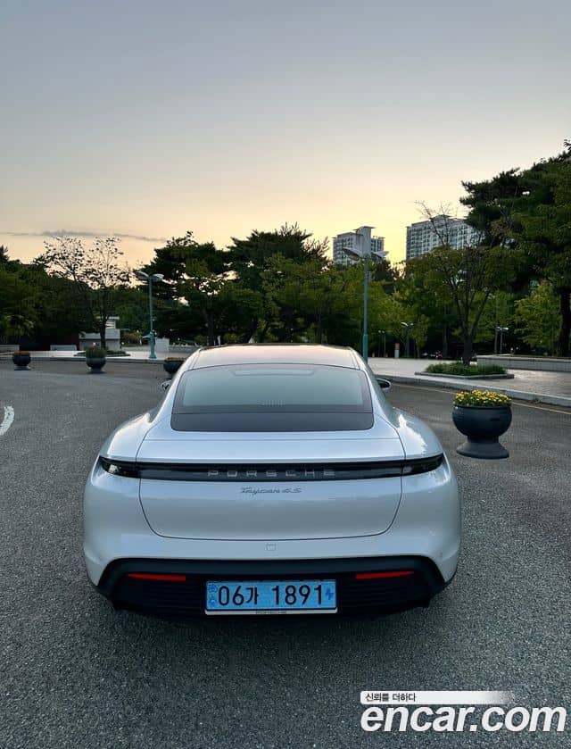 Porsche Taycan, 2021