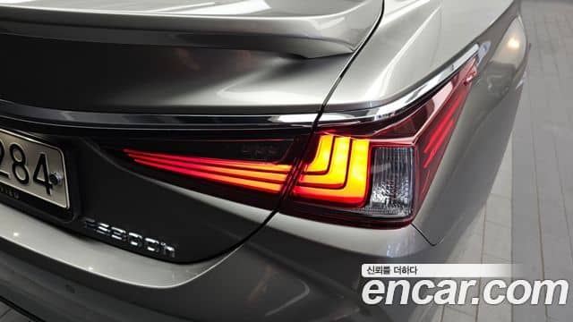 Lexus ES300h, 2024