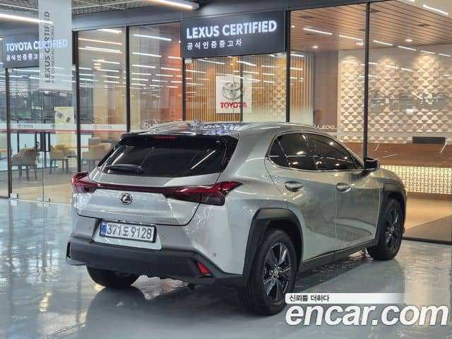 Lexus UX300h, 2025