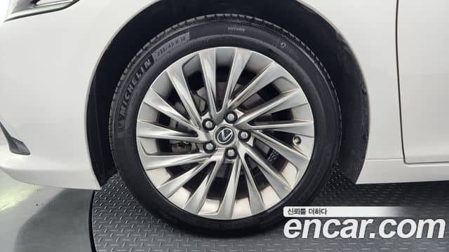 Lexus ES300h, 2023