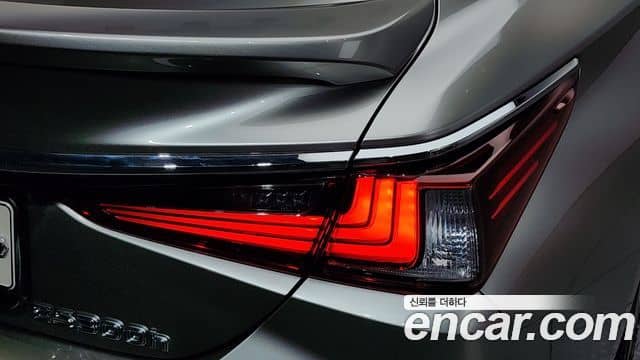 Lexus ES300h, 2022