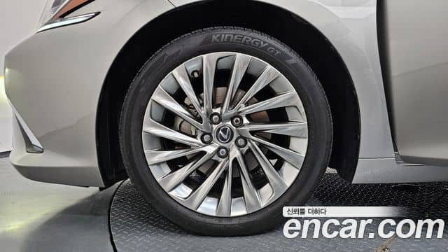 Lexus ES300h, 2022