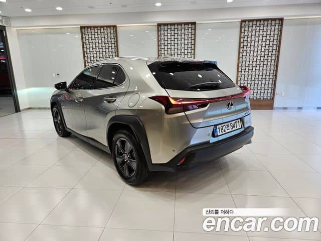 Lexus UX300h, 2025