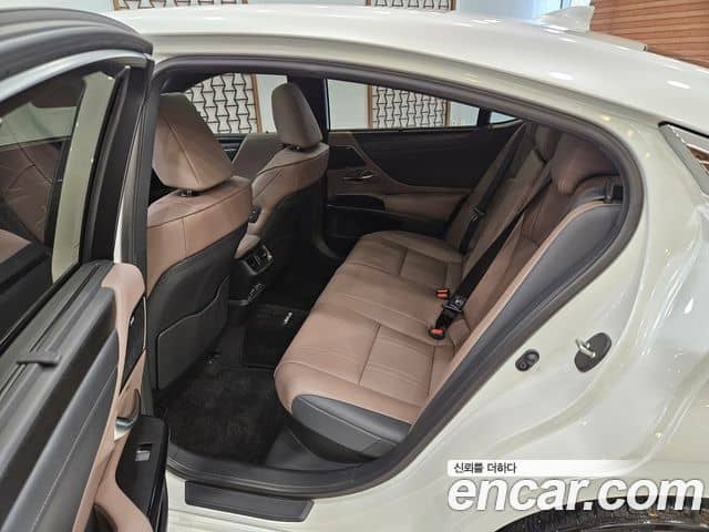 Lexus ES300h, 2025