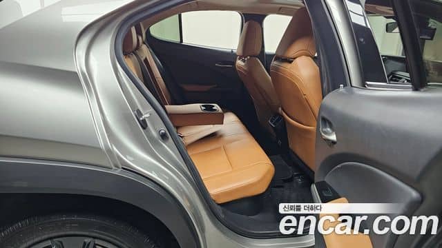 Lexus UX250h, 2020