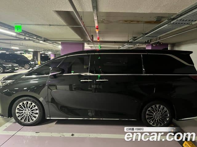Lexus LM, 2025