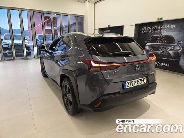 Lexus UX300h, 2025