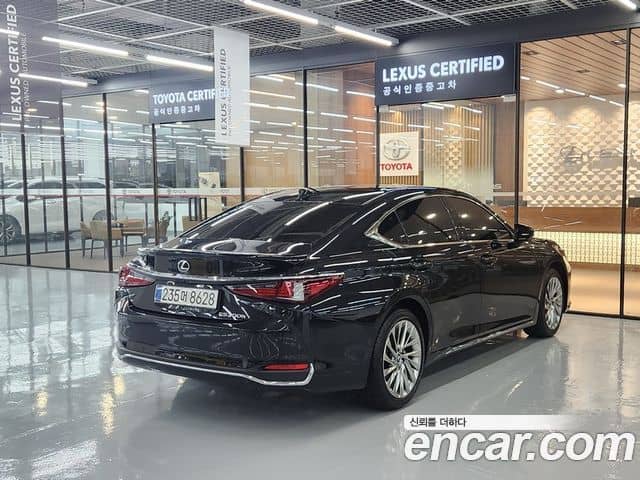 Lexus ES300h, 2025