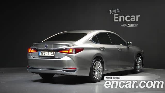 Lexus ES300h, 2021