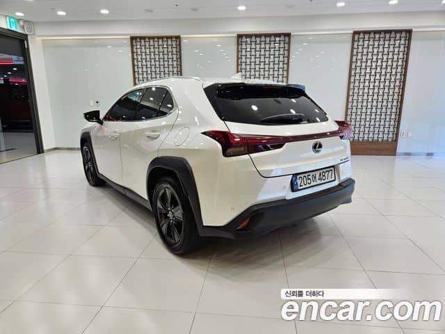 Lexus UX300h, 2025