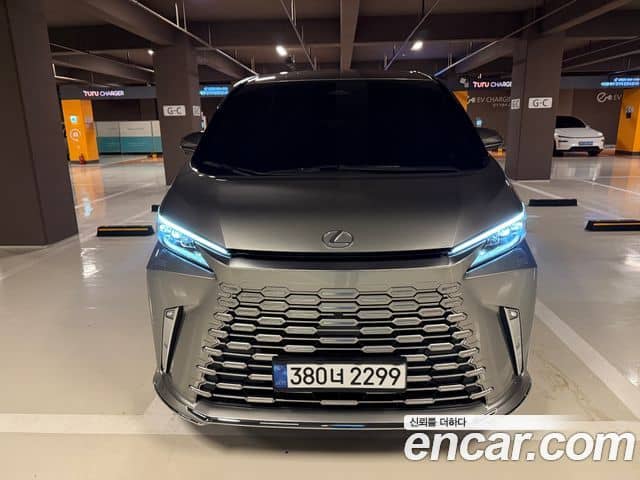 Lexus LM, 2025