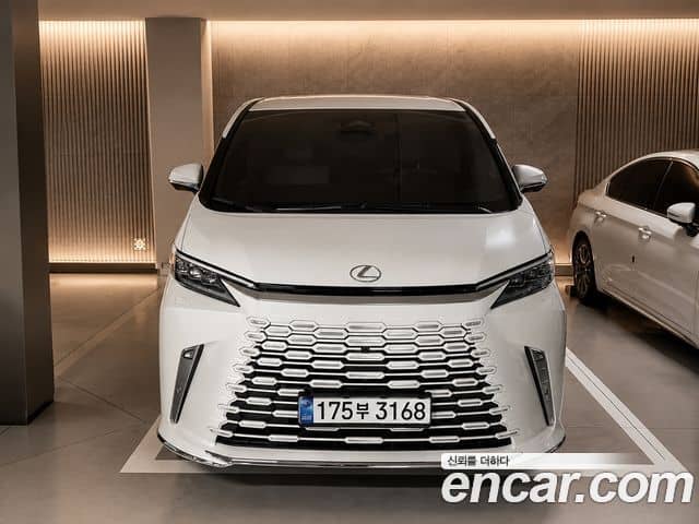 Lexus LM, 2025