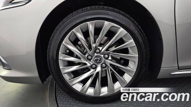 Lexus ES300h, 2025