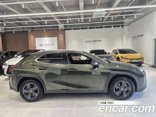 Lexus UX300h, 2025