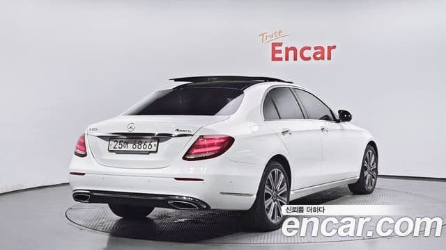 Mercedes-Benz E-Class 2019 — ფოტო 19/20