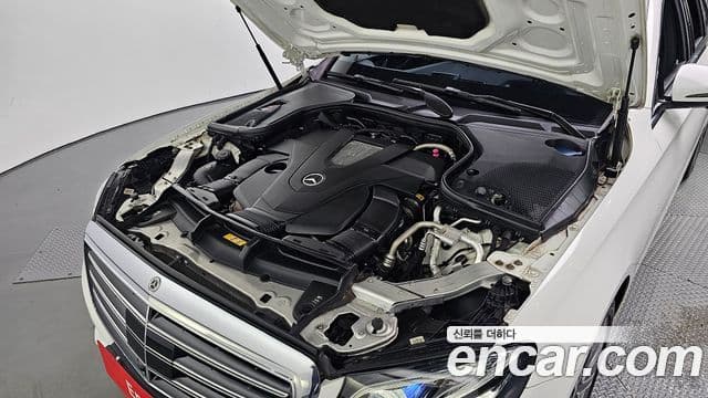 Mercedes-Benz E-Class 2019 — ფოტო 13/20
