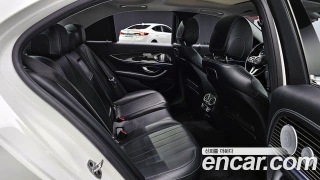 Mercedes-Benz E-Class 2019 — ფოტო 11/20