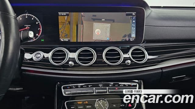 Mercedes-Benz E-Class 2019 — ფოტო 16/20