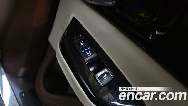Kia Carnival 2022 — ფოტო 17/20