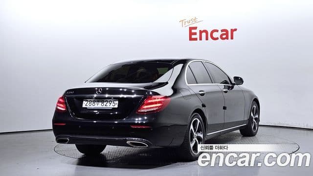 Mercedes-Benz E-Class 2019 — ფოტო 8/20
