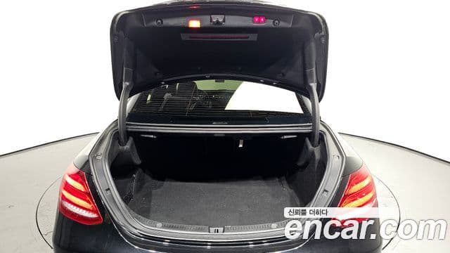 Mercedes-Benz E-Class 2019 — ფოტო 16/20