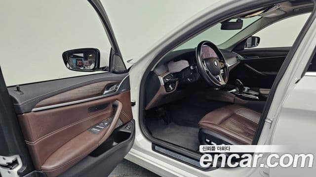 BMW 5 Series 2020 — Фото 10/20