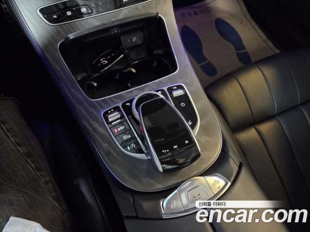 Mercedes-Benz E-Class 2021 — Photo 19/20