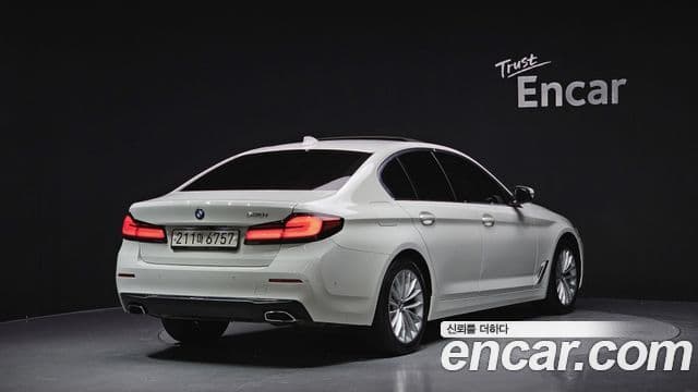 BMW 5 Series 2021 — ფოტო 18/20