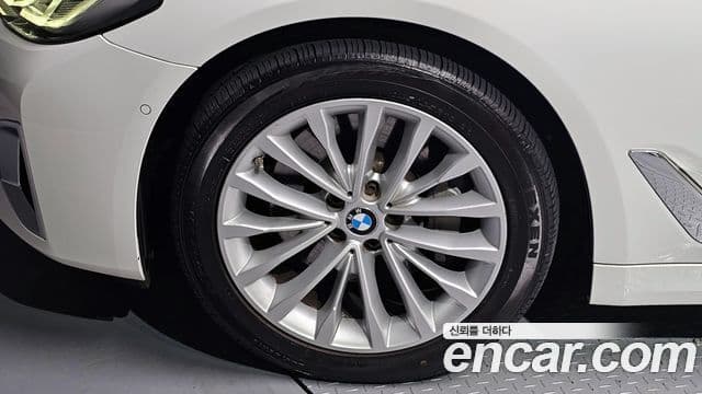 BMW 5 Series 2021 — ფოტო 14/20
