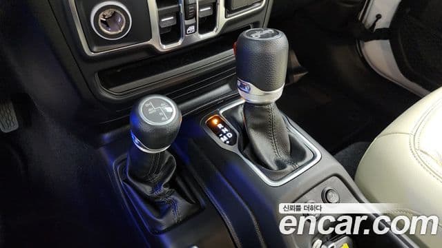 Jeep Wrangler 2019 — ფოტო 7/20
