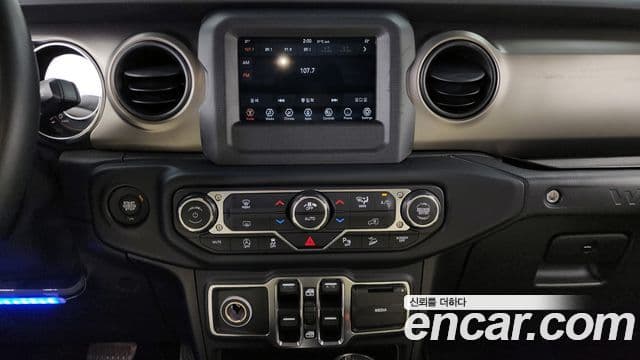 Jeep Wrangler 2019 — ფოტო 13/20