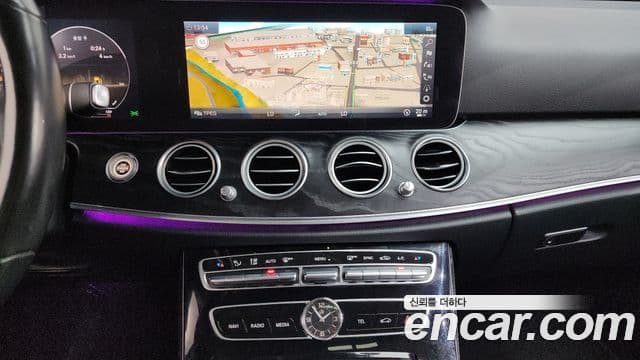 Mercedes-Benz E-Class 2018 — ფოტო 14/20