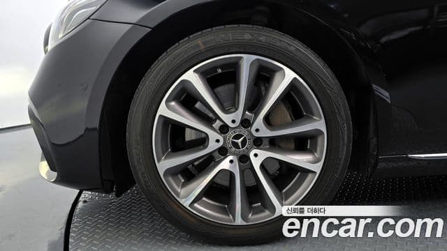 Mercedes-Benz E-Class 2019 — фото 4 из 20