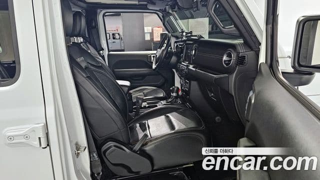 Jeep Wrangler 2023 — Şəkil 10/20