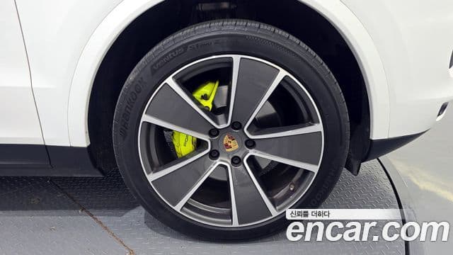 Porsche Cayenne 2020 — ფოტო 4/20