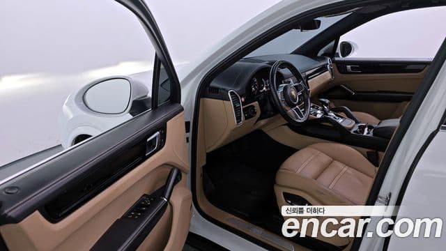 Porsche Cayenne 2020 — ფოტო 7/20