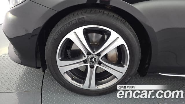 Mercedes-Benz E-Class 2019 — ფოტო 6/20