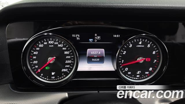 Mercedes-Benz E-Class 2019 — ფოტო 13/20