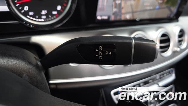 Mercedes-Benz E-Class 2019 — ფოტო 15/20