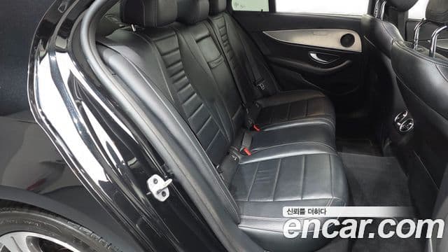 Mercedes-Benz E-Class 2019 — ფოტო 19/20