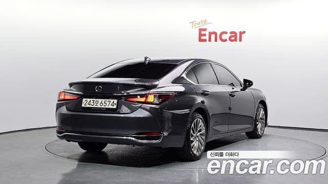 Lexus ES300h 2023 — ფოტო 2/20