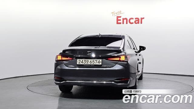 Lexus ES300h 2023 — ფოტო 4/20