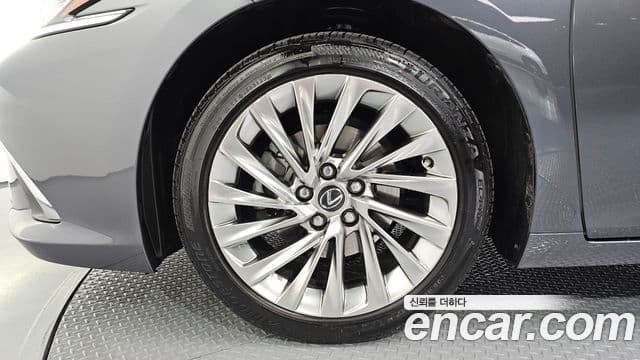 Lexus ES300h 2023 — ფოტო 5/20
