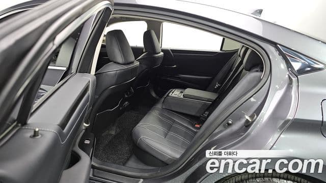 Lexus ES300h 2023 — ფოტო 11/20