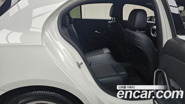 Mercedes-Benz A-Class 2020 — ფოტო 19/20