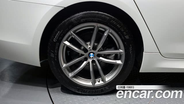 BMW 5 Series 2019 — ფოტო 17/20