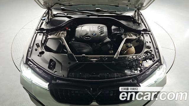BMW 5 Series 2019 — ფოტო 8/20