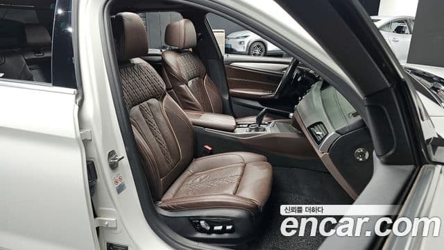 BMW 5 Series 2019 — ფოტო 19/20