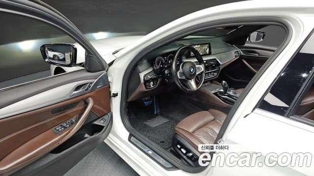 BMW 5 Series 2019 — ფოტო 14/20