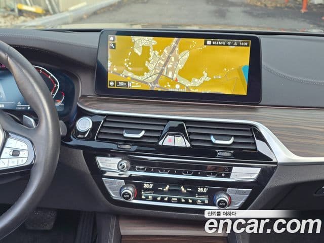 BMW 5 Series 2022 — Şəkil 10/20